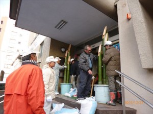 １２月の行事写真「門松作成」